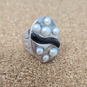Chic Silver and Black Pearl Ring